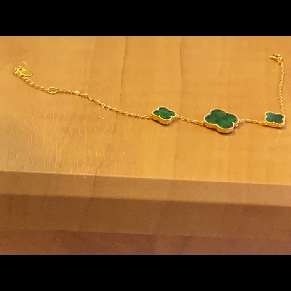 Selling a 18 k gold and jade bracelet